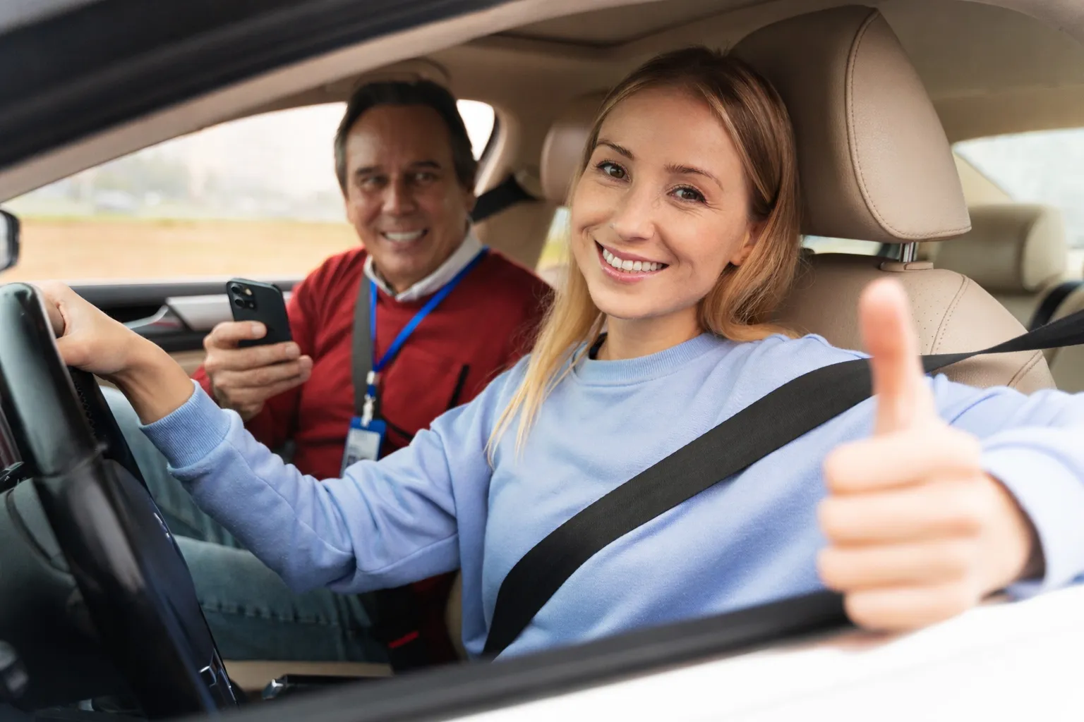 Fahrschülerin und Fahrlehrer im Auto mit easyADK auf dem Tablet